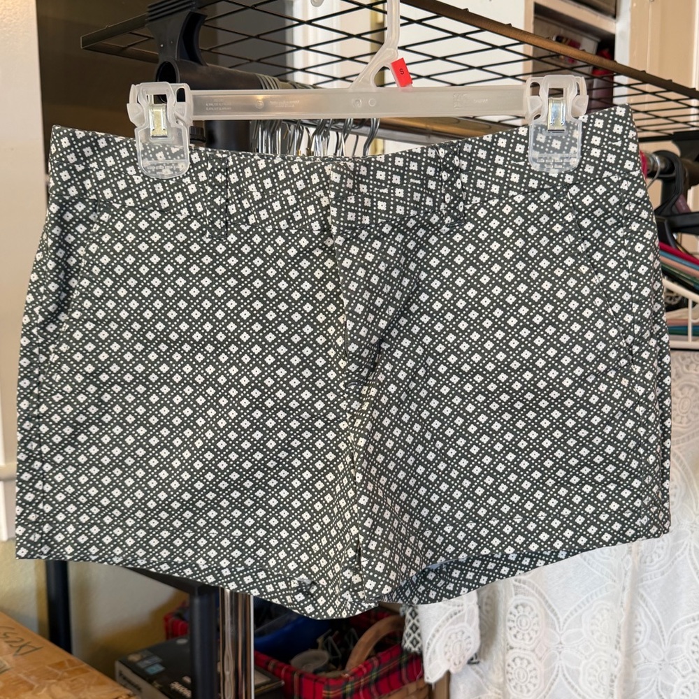 1/2 off bundles 3+ GAP Women's Geometric Black and White Shorts